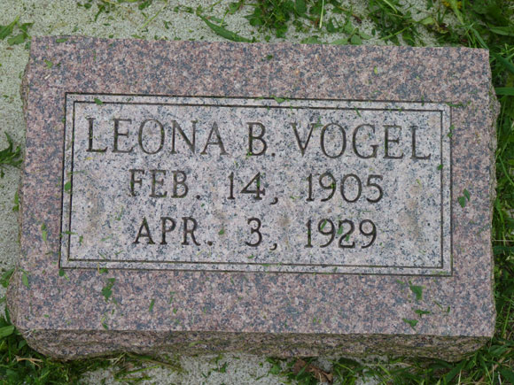 Vogel Leona